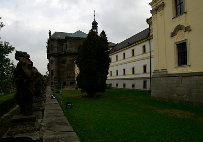 Pohled na hospitál od kopií soch Neřestí 