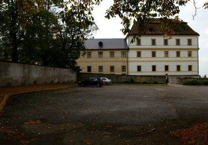 Parkoviště u východního křídla hospitálu