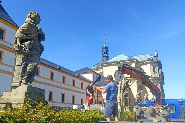Na Kuks se vrátila zrestaurovaná kopie sochy Štědrosti