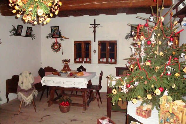 Součástí bude malý vánoční jarmark v prostorách mandlu, folklórní vystoupení a klasická lidová vánoční výzdoba