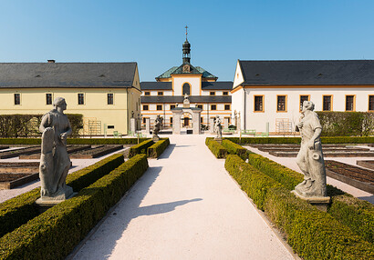 Pohled ze zahrady na jižní křídla hospitálu