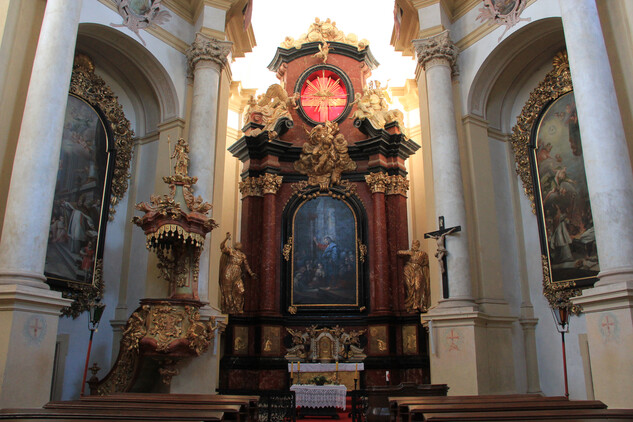 Hlavní oltář kostela Nejsvětější Trojice v Kuksu