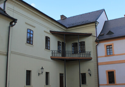 Balkón u bývalého bytu Gustava A. Sweérts-Šporka, nádvoří