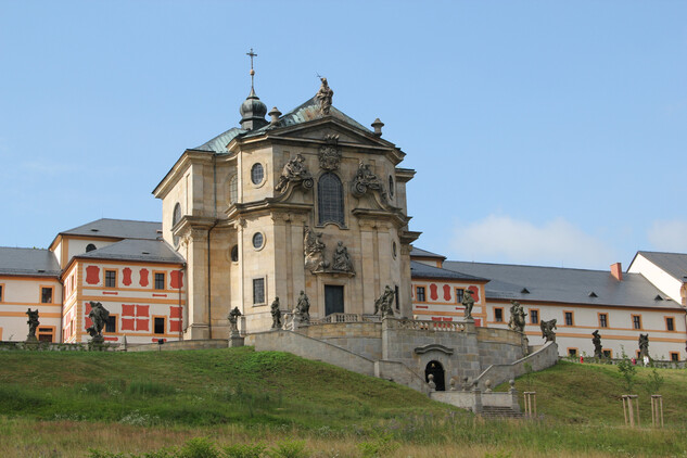 Průčelí hospitálu, červenec 2015