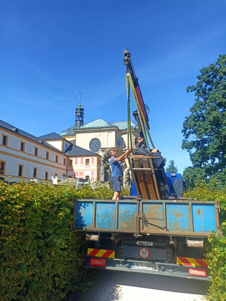 Na Kuks se vrátila zrestaurovaná kopie sochy Štědrosti Na Kuks se vrátila zrestaurovaná kopie sochy Štědrosti