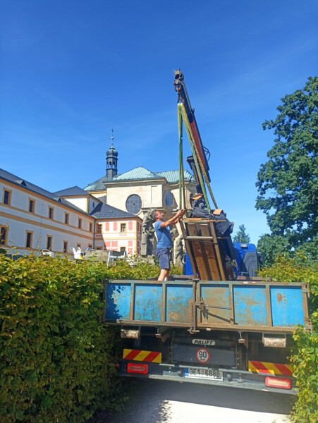 Na Kuks se vrátila zrestaurovaná kopie sochy Štědrosti