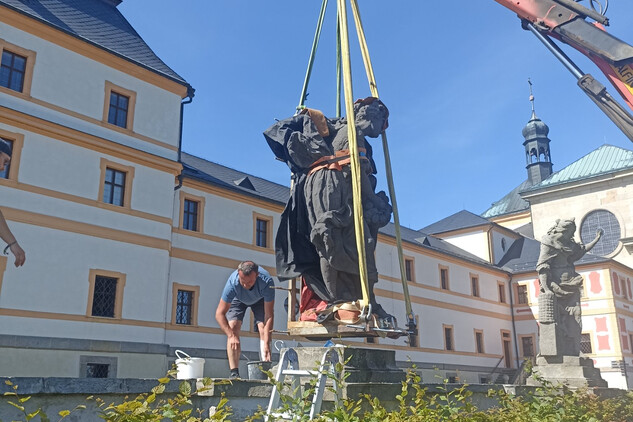 Na Kuks se vrátila zrestaurovaná kopie sochy Štědrosti