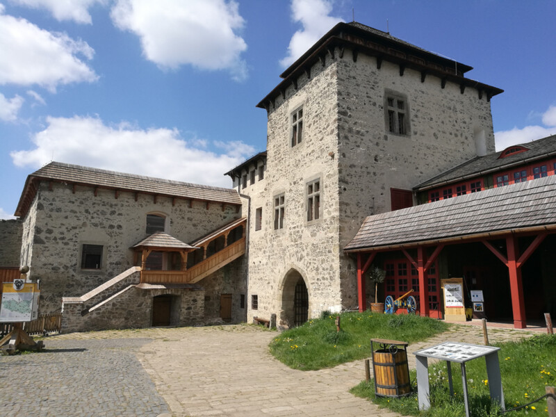 Absolutním skokanem v návštěvnosti je hrad Kunětická hora Absolutním skokanem v návštěvnosti je hrad Kunětická hora